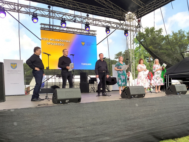 Soliści, duety i zespoły. Na scenie przed zamkiem w Mosznej śpiewały Opolskie Szmaragdy