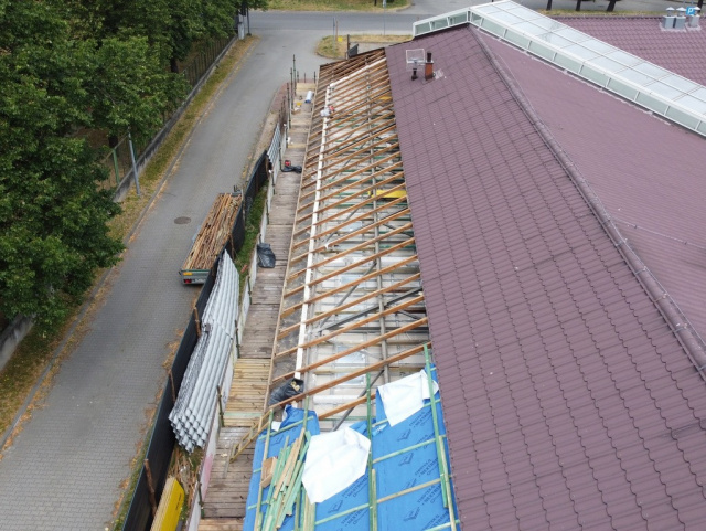 Lepszy dostęp, nowa wentylacja i nowy dach. Trwa remont ośrodka rehabilitacji w Kluczborku