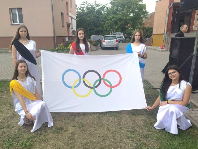 Nietypowe konkurencje, ale ceremoniał olimpijski. 30. olimpiada dla dzieci w gminie Lubsza [ZDJĘCIA]