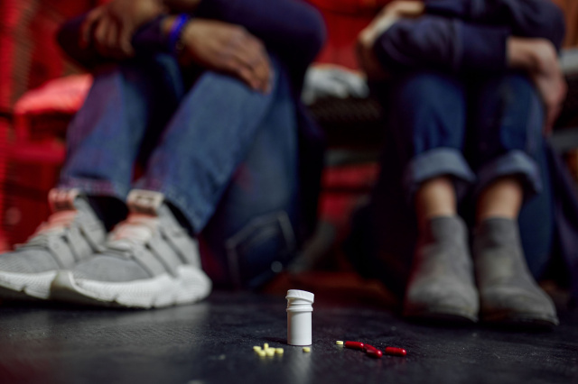 Silnie uzależniający fentanyl nowym zagrożeniem dla młodych ludzi w wakacje