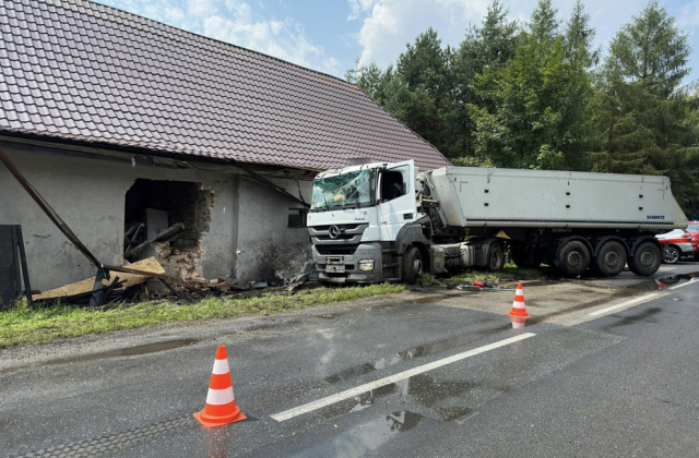 Gmina Bierawa pomoże rodzinie, której w dom wjechała ciężarówka