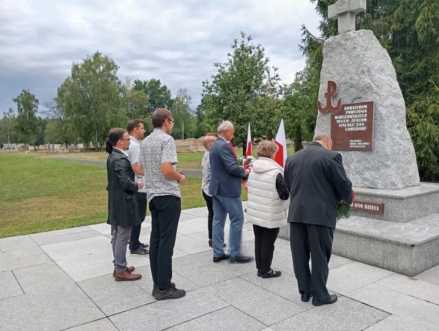 Hołd dla bohaterów Warszawy. Kwiaty przed pomnikiem powstańców w Łambinowicach