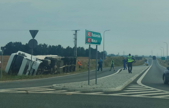 Utrudnienia na obwodnicy Gorzowa Śląskiego. Rusza operacja wyciągania cysterny z rowu [AKTUALIZACJA]