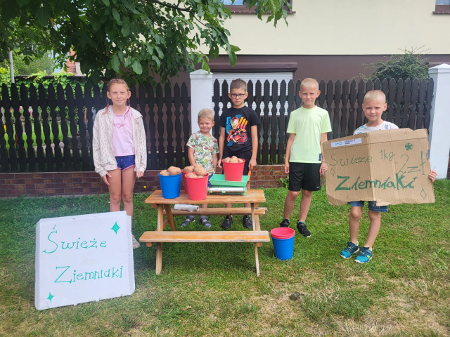 Sprzedają lemoniadę lub ziemniaki. Dzieciaki w wakacje nie tylko odpoczywają