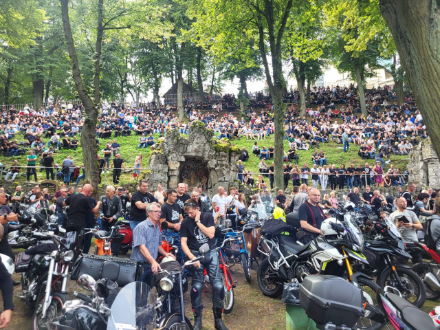 Motocykliści opanowali Górę św. Anny. Doroczna pielgrzymka przyciągnęła tłumy [ZDJĘCIA]