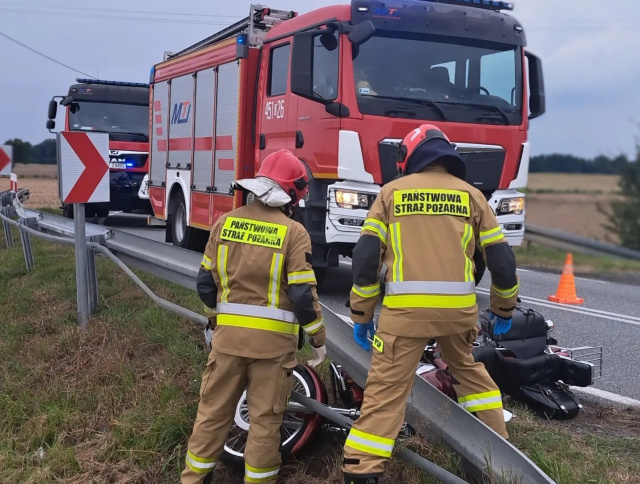 Wypadek na DK39 z udziałem motocyklisty. Dwie osoby poszkodowane