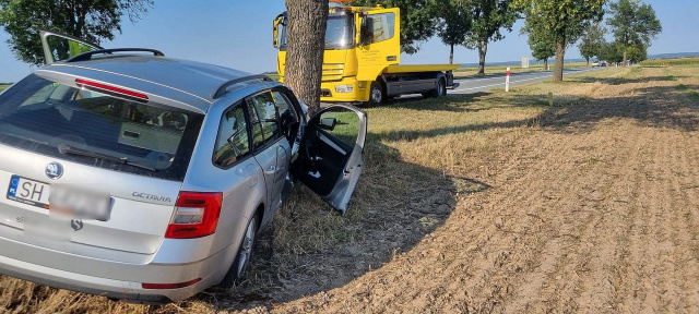 Wypadek na trasie Nysa - Opole koło Pakosławic. Auto uderzyło w drzewo