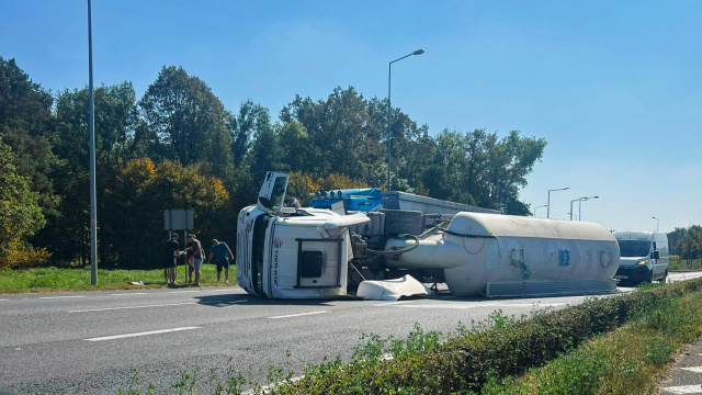 Ciężarówka wywróciła się w okolicach ronda Szczakiela w Opolu [AKTUALIZACJA, ZDJĘCIA]