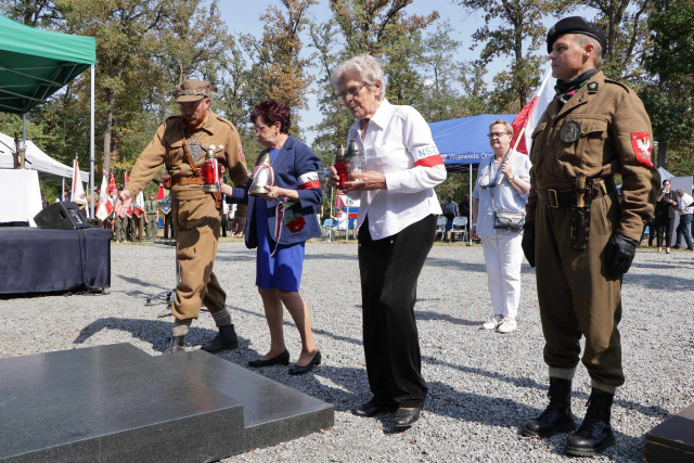 Na Polanie Śmierci w Starym Grodkowie zapłonęły znicze. Upamiętniono żołnierzy NSZ