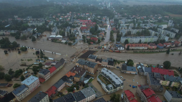 Głuchołazy: fala powodziowa przerwała wały i wdarła się do centrum. Mieszkańcy bez prądu i wody [FILM, ZDJĘCIA]