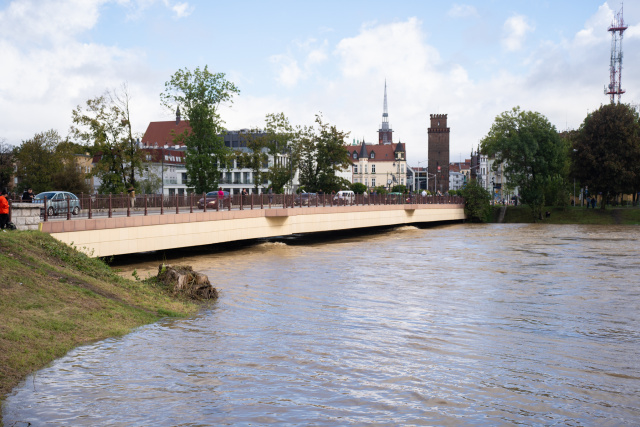 Kolejne ulice w Nysie zalewane przez falę powodziową. Jest coraz gorzej [ZDJĘCIA]