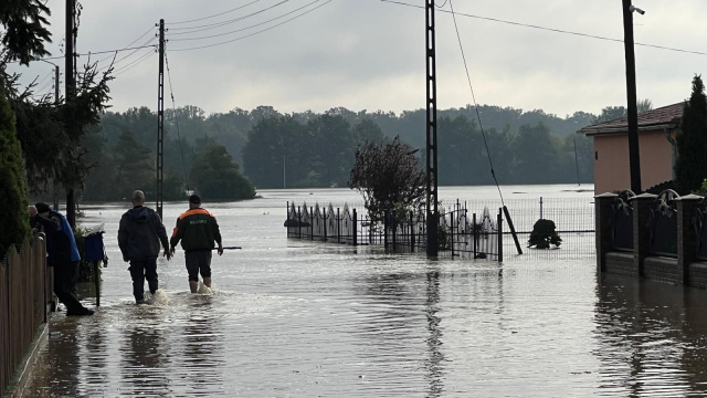 Pierwsze zasiłki na odbudowę trafią dziś na konta powodzian z gminy Grodków. W kolejce czeka około 70 rodzin