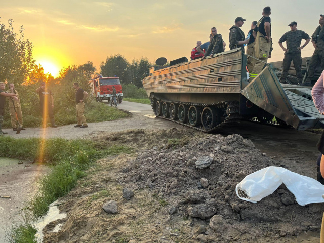 Akcja mieszkańców i służb w Osieku Grodkowskim. Do dyspozycji mają wojskową amfibię