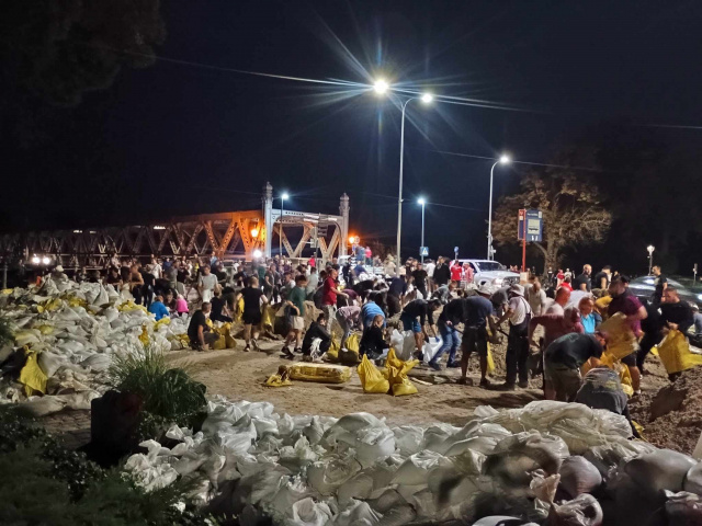 Mieszkańcy Brzegu w pocie czoła zabezpieczają miasto przed wodą. Odra osiągnęła tam 7 metrów