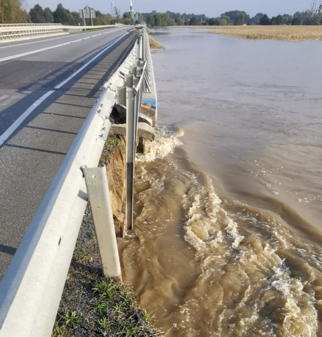 Woda podmyła drogę w Skorogoszczy. DK94 nieprzejezdna