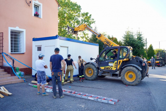 Strażacy z Wilamowic Nyskich mają kontener sanitarny. Pomogło Radio Opole, prywatna firma i opolscy logistycy