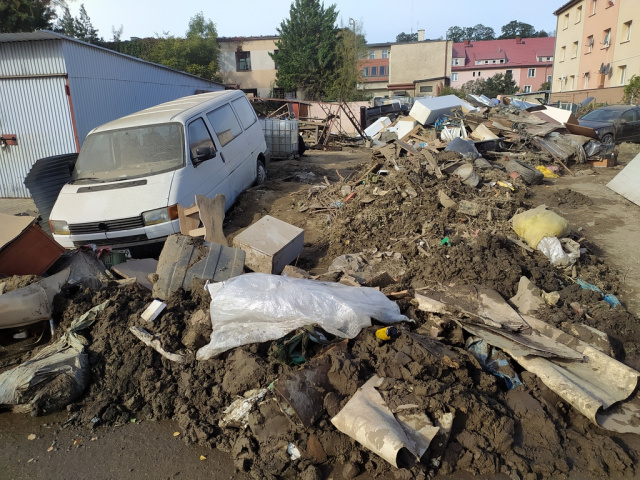 Każdy robi, co może. Lewobrzeżna część Głuchołaz sprząta