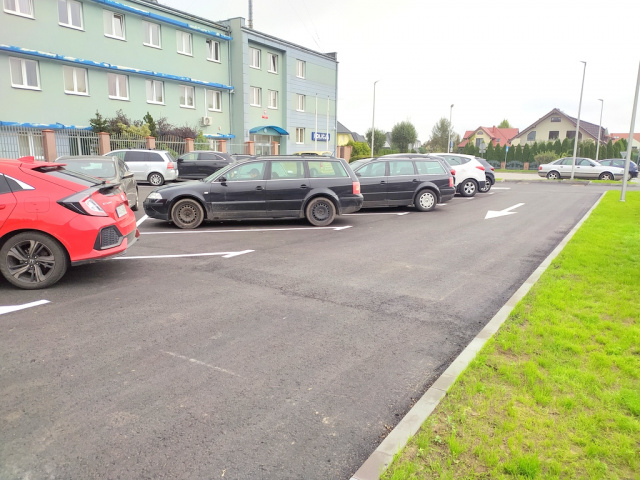 Jest więcej miejsc i nowy asfalt na parkingu przy oleskim szpitalu powiatowym