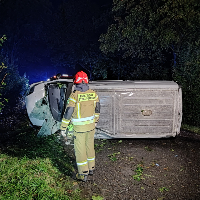 Dachowanie busa w Kujakowicach Dolnych. Apel do kierowców o rozwagę