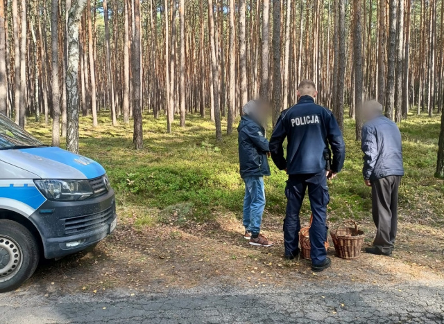 Poszli na grzyby i zgubili się. Odnaleźli ich policjanci