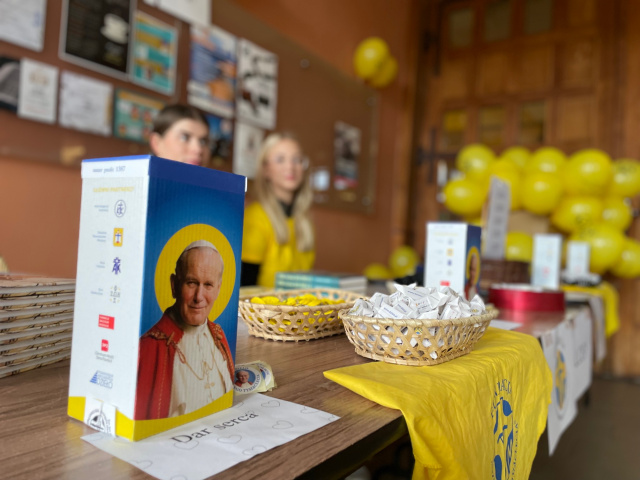 Uczestniczymy w tworzeniu żywego pomnika. Trwa Dzień Papieski