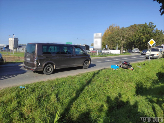 Wypadek w Prószkowie. Motocyklista zderzył się z busem