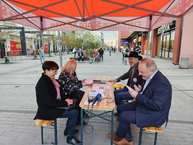 Opolanie czytali wiersze Zbigniewa Herberta w setną rocznicę jego urodzin