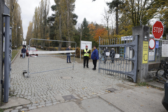 Tylko uprawnieni mogę wjeżdżać. Administracja cmentarza w Opolu przestrzega kierowców