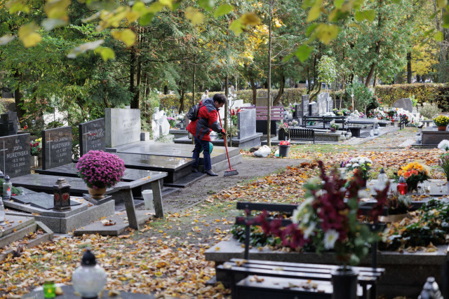 Mycie pomników i grabienie liści. Na cmentarzach trwają ostatnie prace porządkowe