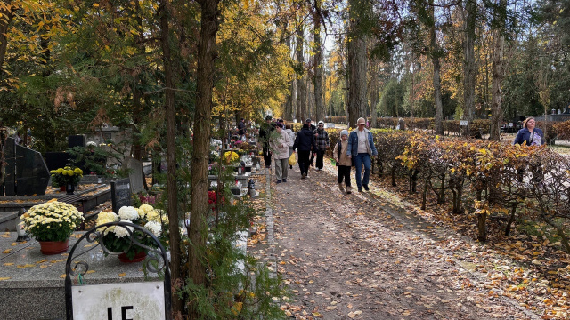 Opolanie kolejny dzień odwiedzają groby. Dopóki pamiętamy, oni żyją w naszej pamięci