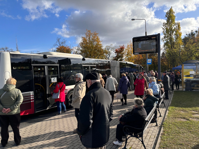 Część opolan wybiera samochód, inni korzystają z autobusów. Gęsto w okolicach opolskich nekropolii