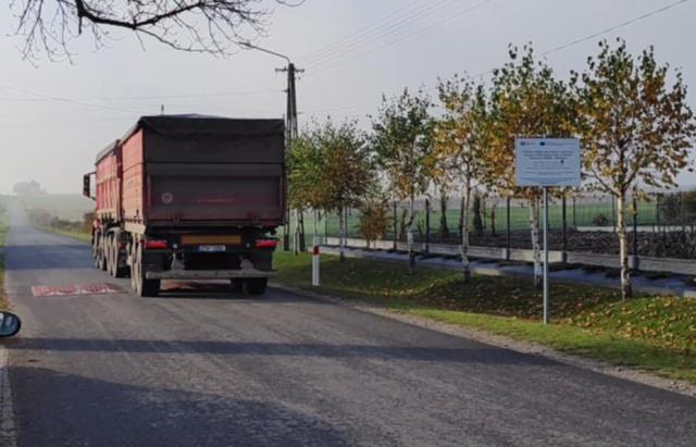 Samochody ciężarowe znowu rozjeżdżają Ściborzyce Wielkie. Powoli robi się tu tranzyt