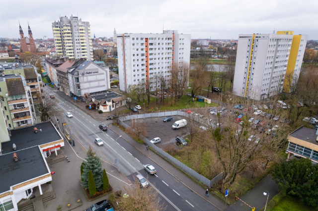 Rusza budowa kamienicy przy ul. Spychalskiego. Inwestor ogrodził teren