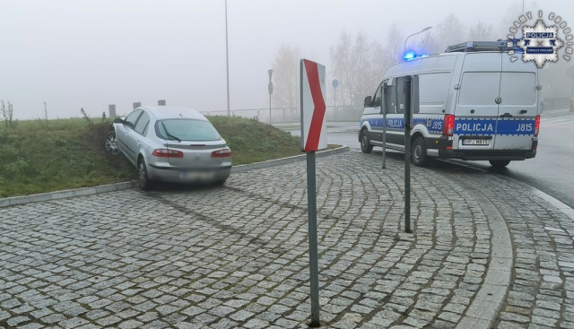 Kierowca i pasażerka mieli po dwa promile. Jazdę samochodem zakończyli na rondzie