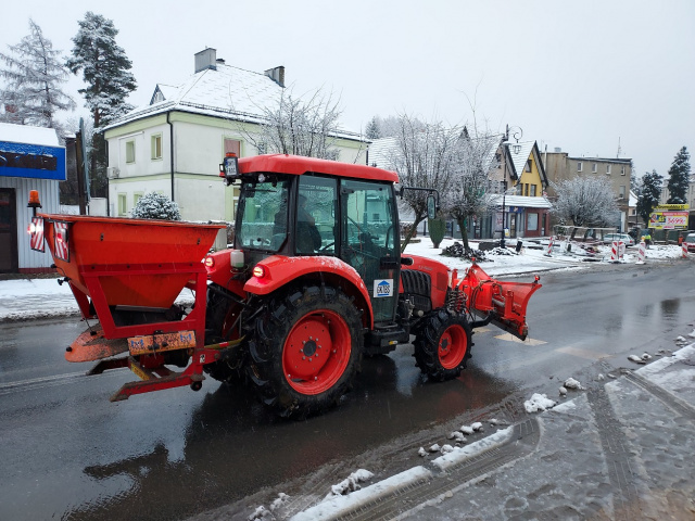 Śnieg na południu regionu. Na drogi wyjechał sprzęt zimowego utrzymania