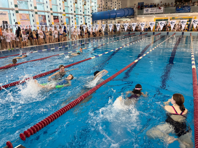 Opolski sport rośnie w siłę. Mikołajkowe zmagania młodych amatorów pływania