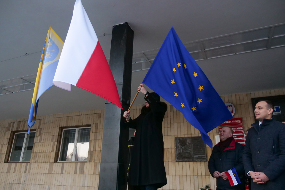 Flaga UE wieszana na Urzędzie Wojewódzkim przez Monikę Jurek [fot. Jędrzej Łuczak]