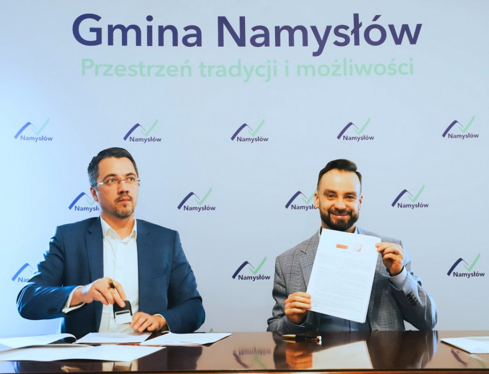 Podpisanie umowy na budowę drogi gminnej w Przeczowie [fot. archiwum B. Stawiarskiego]