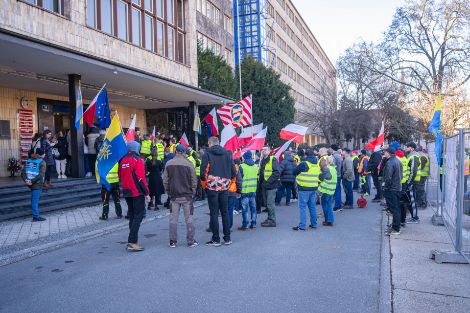 Protest rolników przed Opolskim Urzędem Wojewódzkim [fot. Jarosław Madzia]