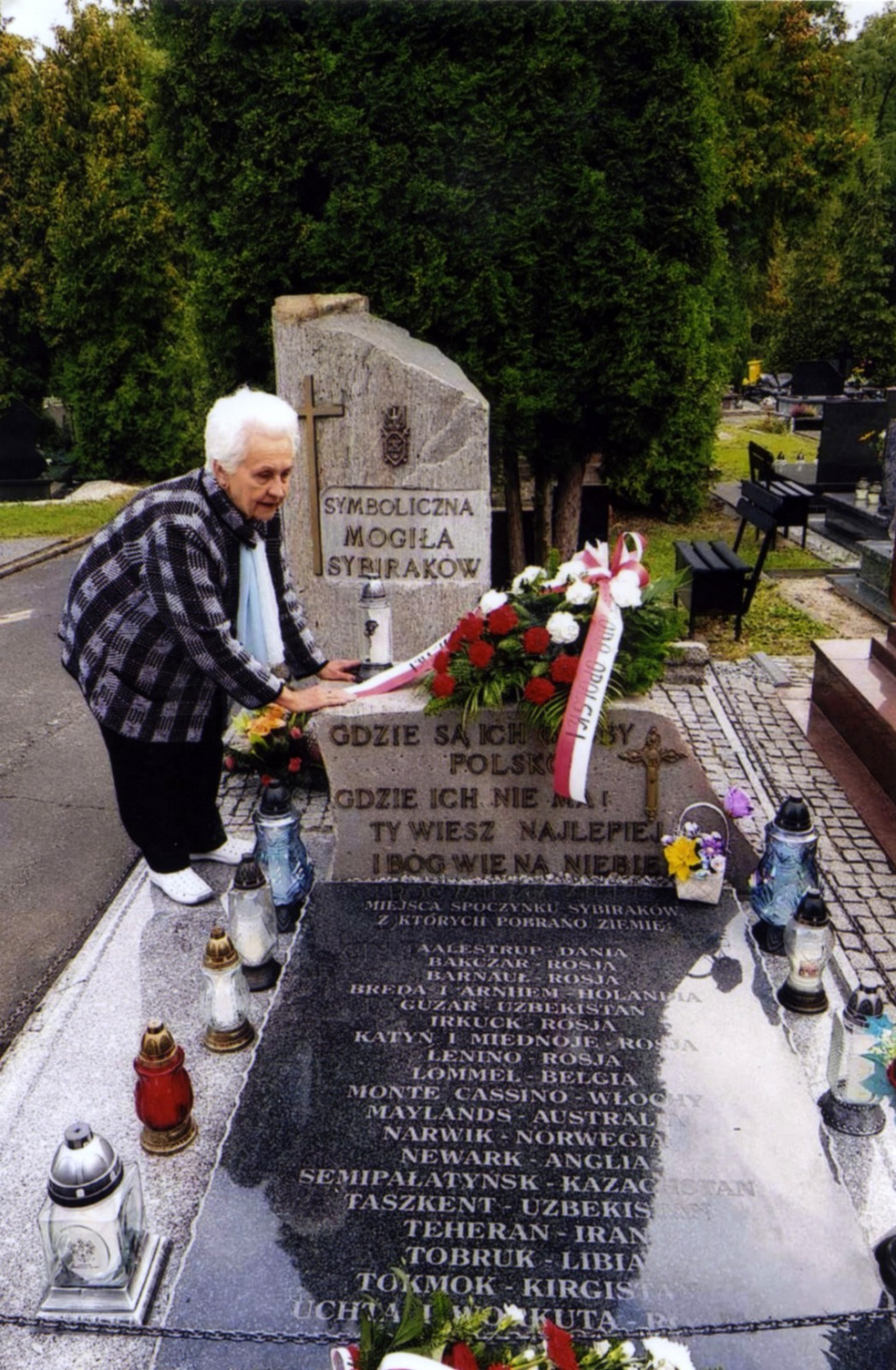 Danuta Szeliga przy symbolicznej mogile Sybiraków, Opole,16 września 2022 r. Archiwum prywatne Danuty Szeligi