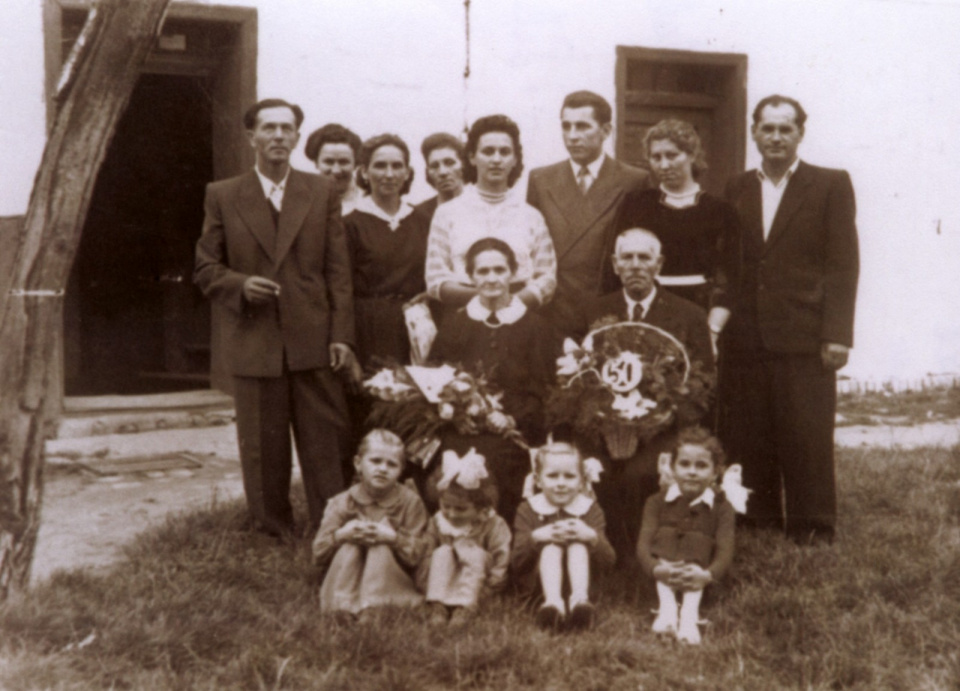 Danuta Szeliga z mężem Franciszkiem Januszem oraz rodzicami Marią i Bronisławem, Gierszowice k. Brzegu, 1958 r. Archiwum prywatne Danuty Szeligi