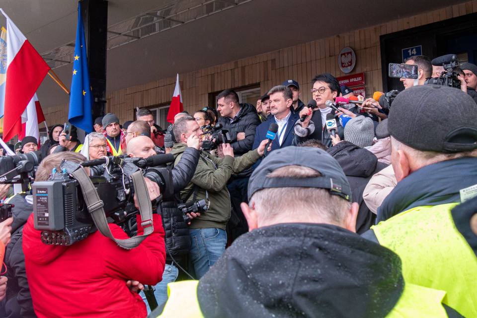 Wojewoda Monika Jurek spotkała się z protestującymi rolnikami [fot. Jędrzej Łuczak]