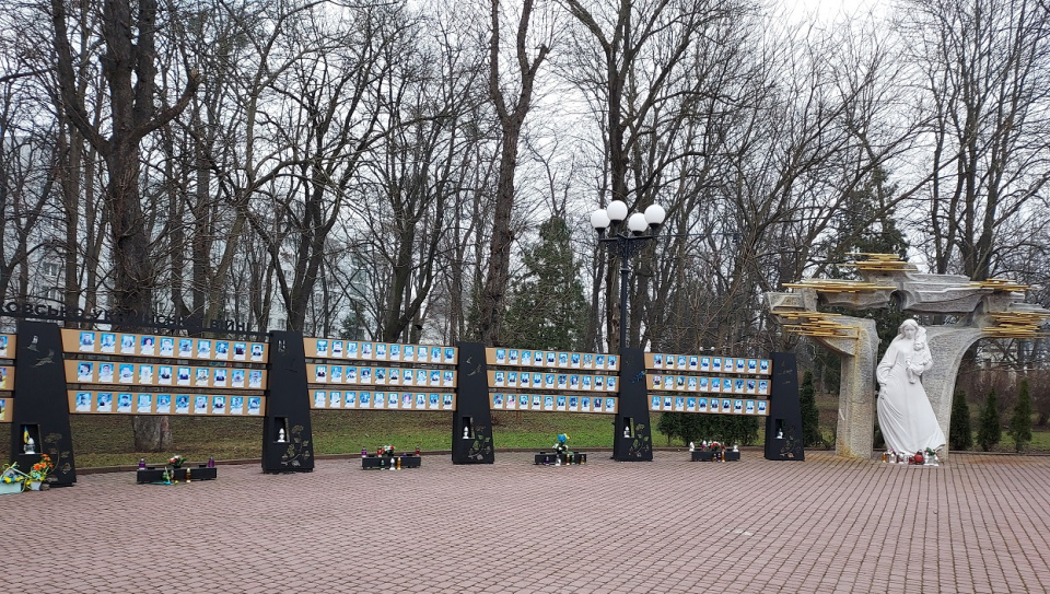 Park-cmentarz w Iwano-Frankiwsku. Pomnik upamiętniający poległych na wojnie z rosyjskim najeźdźcą [fot. Jan Poniatyszyn]