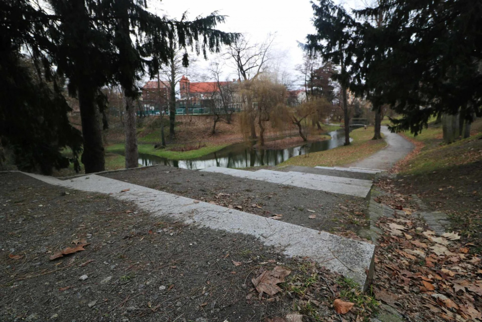 Schody w Parku Centralnym w Brzegu [fot. Urząd Miasta w Brzegu]