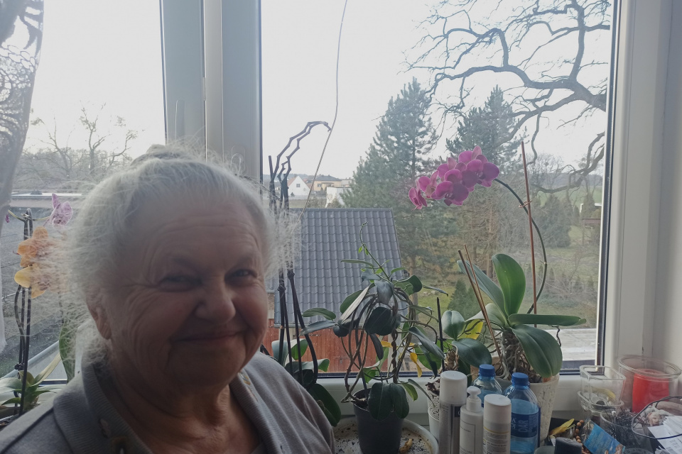 Pani Weronika podziwia drzewo z okna [fot. Joanna Gerlich]