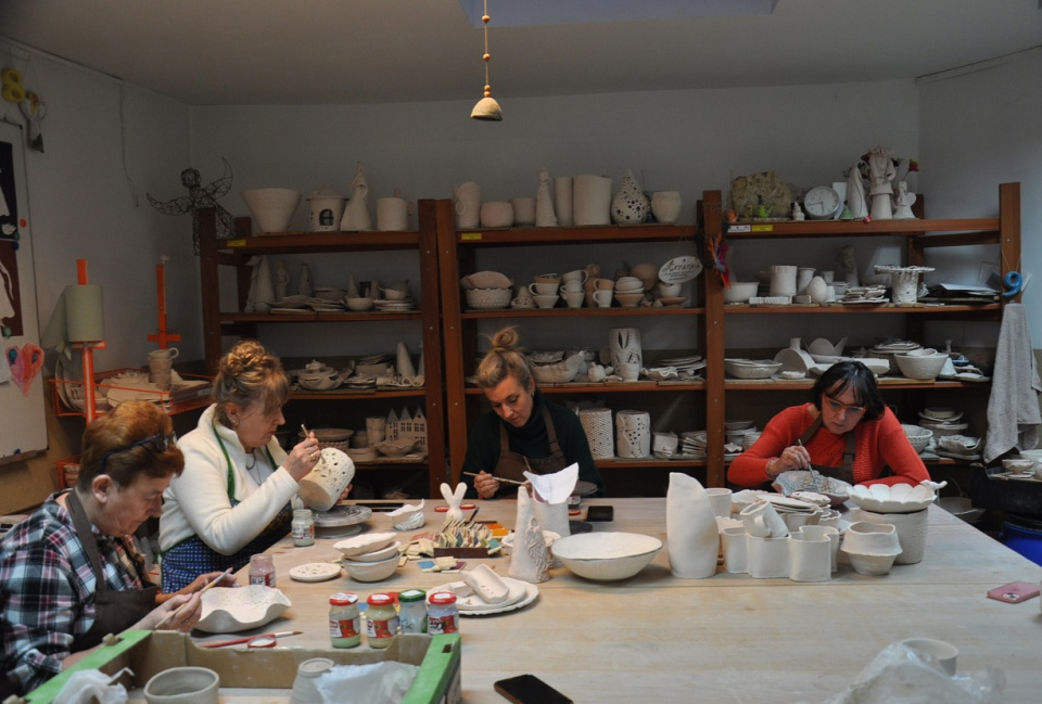 Centrum Kultury w Głuchołazach. W pracowni ceramiki kobiety realizują artystyczne pasje [fot. CK Głuchołazy]