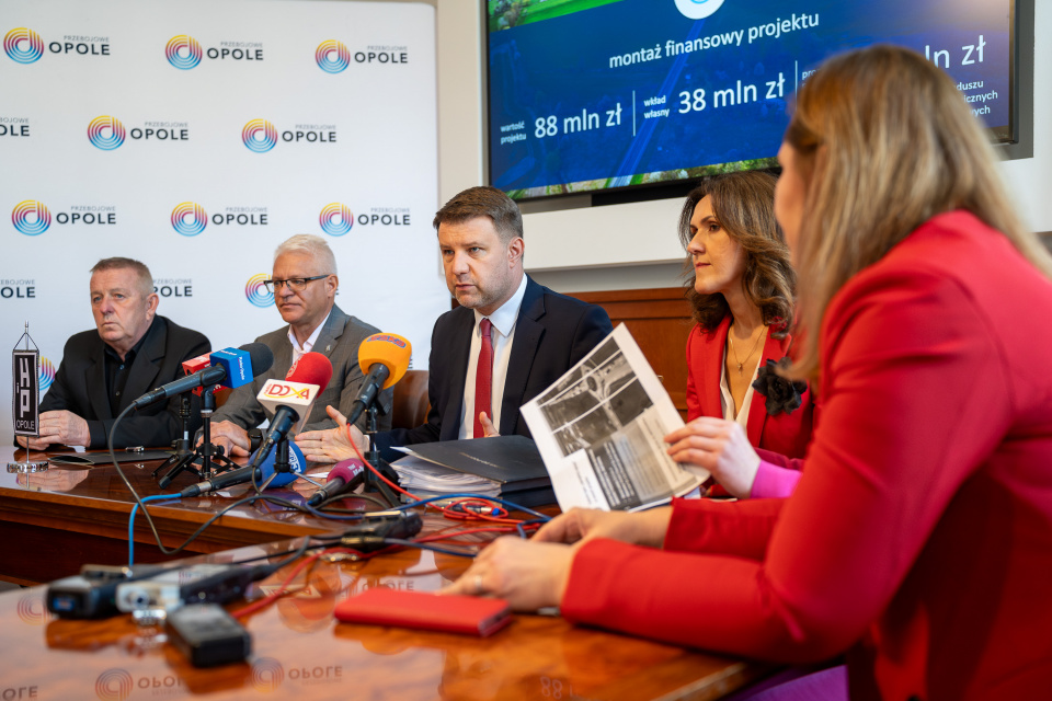 Podpisanie umów między prezydentem Opola a wykonawcami [fot. Adam Dubiński]