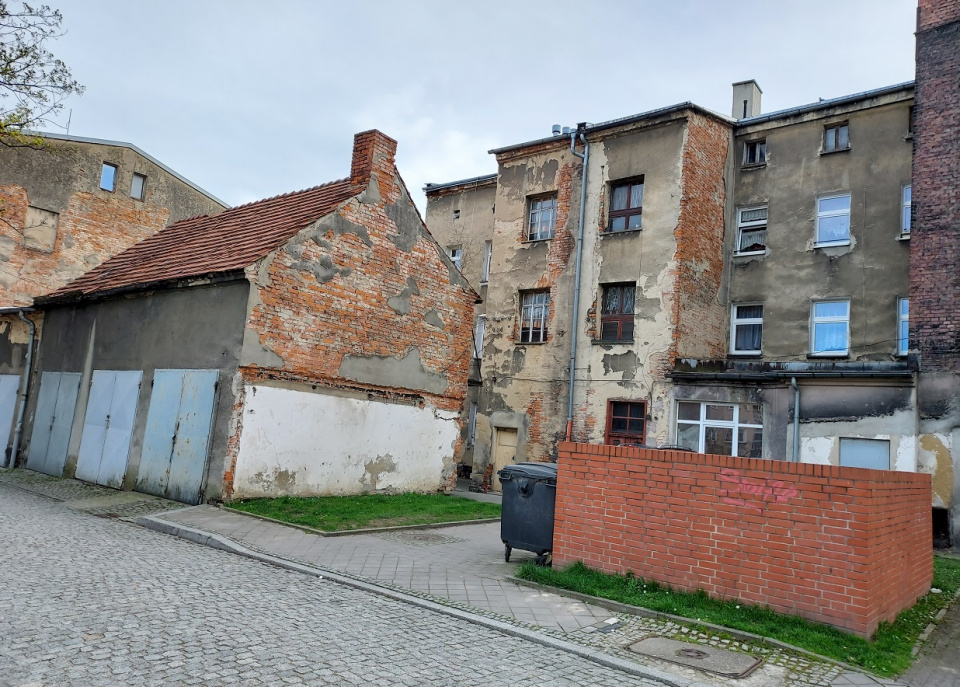 W Prudniku nie brakuje budynków z mieszkaniami do remontu [fot. Jan Poniatyszyn]