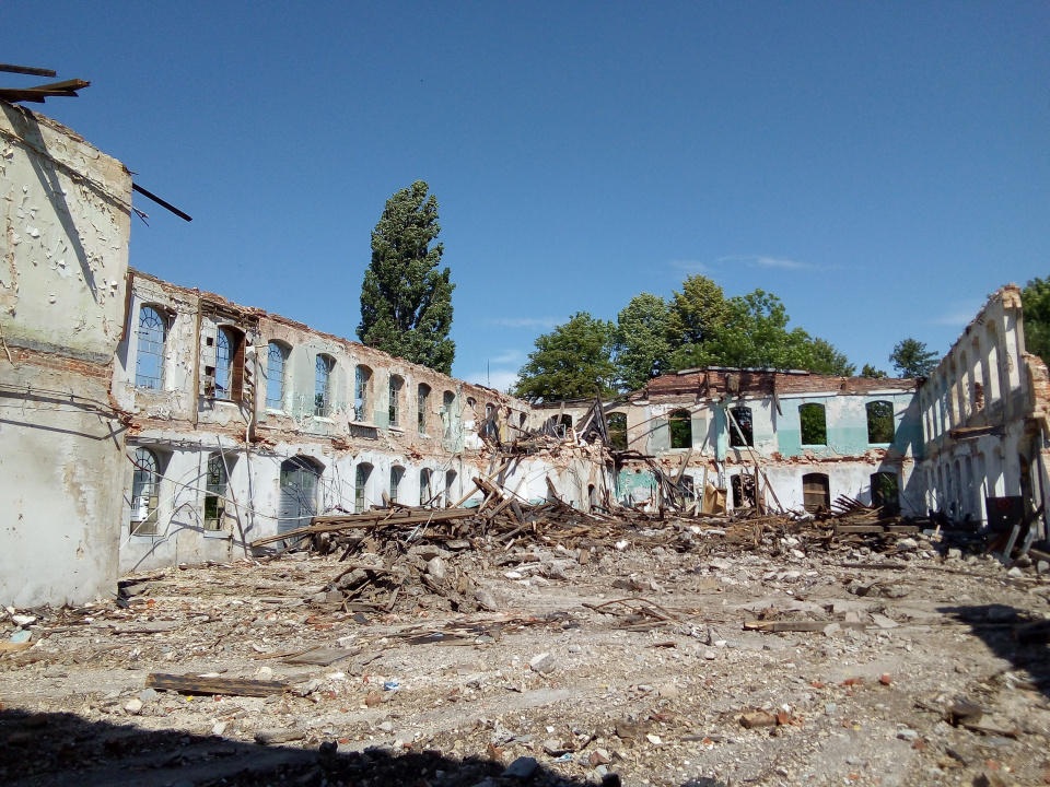 Rozbiórka budynku dawnego zakładu produkcyjnego „Frotex” w Prudniku. Został zrujnowany mimo, że podlegał ochronie konserwatorskiej [fot. Jan Poniatyszyn]