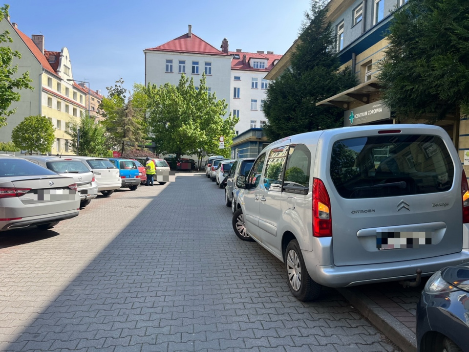 Parking przy przychodni przy ulicy Kościuszki w Opolu [fot. Monika Matuszkiewicz]